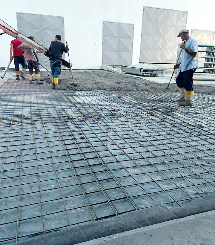 Betonieren des Bodens durch Pumpen von Beton