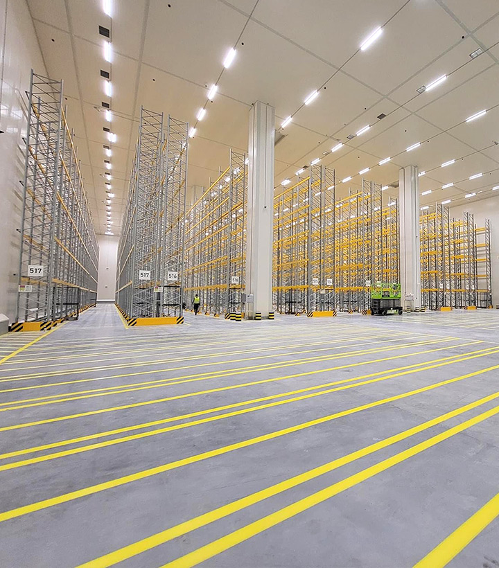 Die Mitarbeiter beenden den Betonbodenbau, indem sie eine Schicht Stahlbeton auftragen.