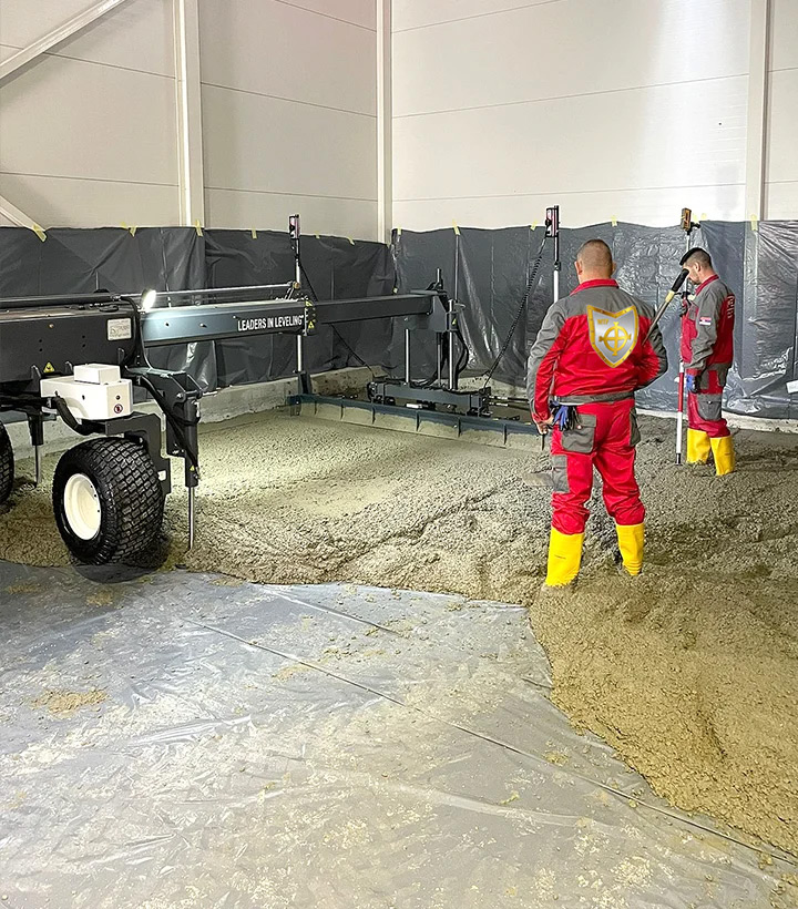 Laser-Screed-Nivellierung und Rütteln der Betonplatte