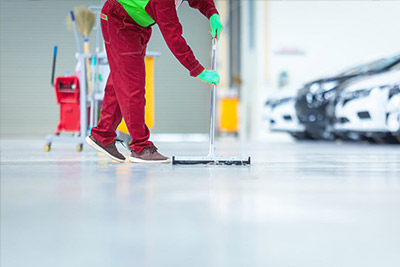 Radnik kompanije Max Trust Partner pored mašine za glačanje betona